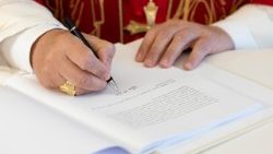 El Papa León XIV en la firma de la Carta Encíclica Magnifica Humanitas, 15 de mayo de 2026