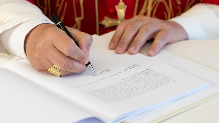 El Papa León XIV en la firma de la Carta Encíclica Magnifica Humanitas, 15 de mayo de 2026  