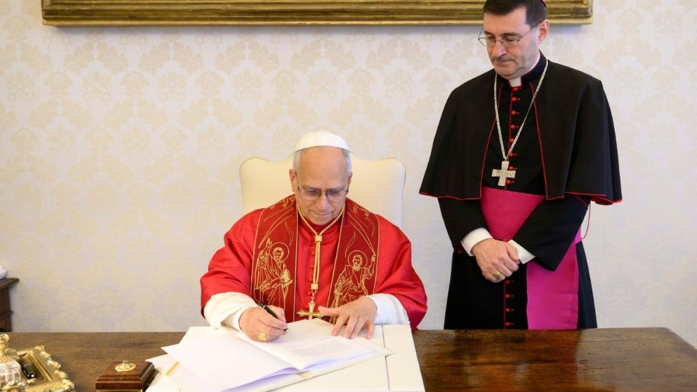 Papa Leon al XIV-lea semnează prima sa enciclică, ”Magnifica humanitas”