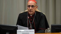 Kardinolas Victoras Manuelis Fernandezas per enciklikos pristatymą
