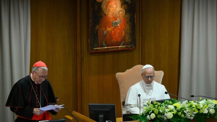 Kardinal Parolin und Papst Leo XIV. bei der Vorstellung der Enzyklika im Vatikan