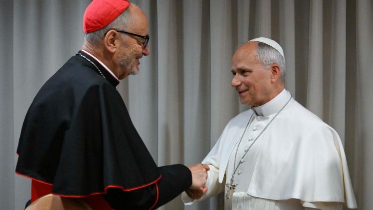 Papa Leone saluta il cardinale Michael Czerny