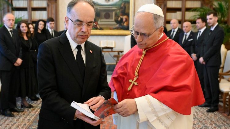 Der albanische Präsident Bajram Begaj und Papst Leo XIV.