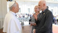Il Papa con Ales Bialiatski, dissidente bielorusso, Nobel per la pace 2022, e sua moglie Natalija Pinchiuk