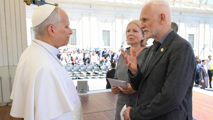 Il Papa con Ales Bialiatski, dissidente bielorusso, Nobel per la pace 2022, e sua moglie Natalija Pinchiuk