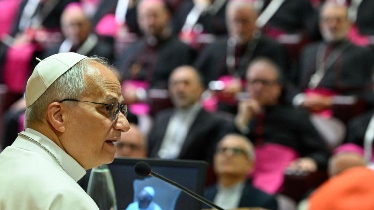 Plenarno zasedanje Italijanske škofovske konference (CEI) je potekalo od 25. do 28. maja 2026 v vatikanski sinodalni dvorani, kjer jih je ob koncu nagovoril tudi sveti oče.