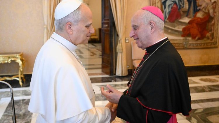O Papa com o arcebispo Rino Fisichella, pro-prefeito do Dicast&eacute;rio para a Evangeliza&ccedil;&atilde;o, respons&aacute;vel pela organiza&ccedil;&atilde;o do Jubileu 2025