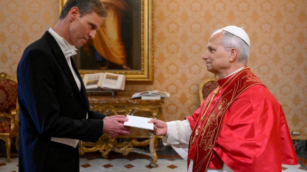 La Leon XIV, Paul Bekkers, ambasadorul Țărilor de Jos pe lângă Sfântul Scaun, cu ocazia prezentării scrisorilor de acreditare
