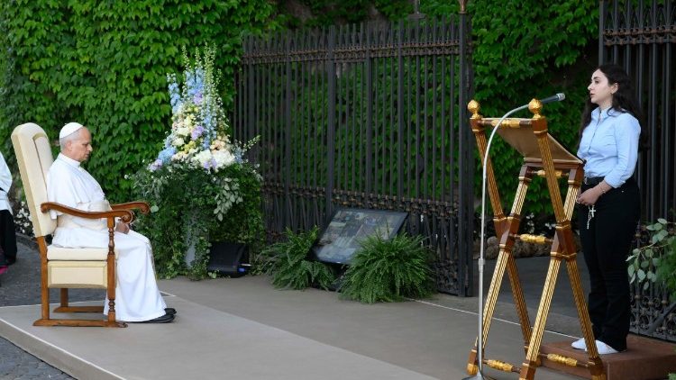 Il Papa recita il Rosario nella Grotta di Lourdes dei Giardini Vaticani