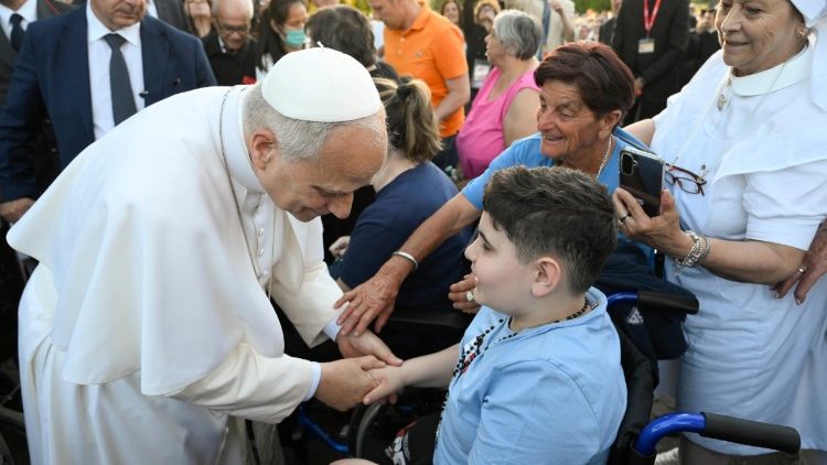 Papież podszedł do każdego z chorych i udzielił indywidualnego błogosławieństwa