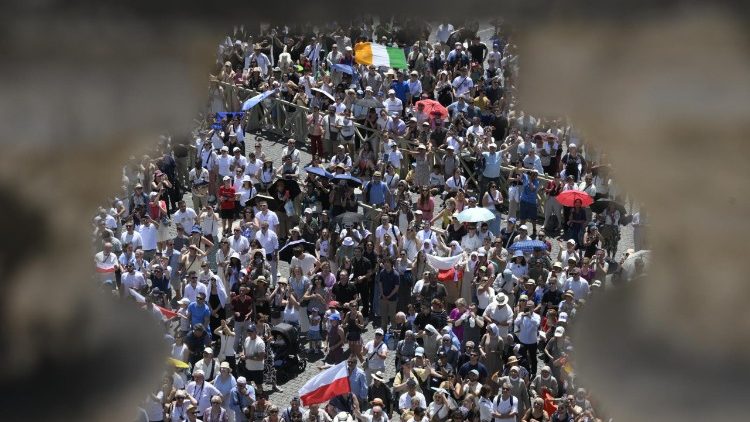 Más de 20 mil fieles y peregrinos asistieron este domingo al Ángelus con el Papa