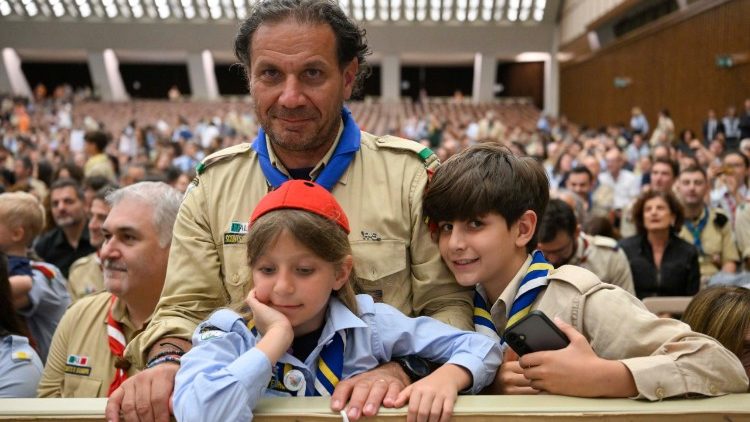 Un capo scout con due giovanissimi membri degli Scout d'Europa FSE