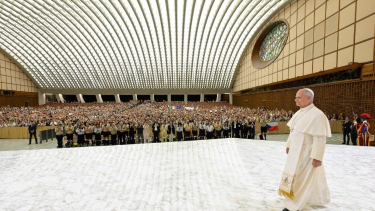 L'arrivo del papa all'udienza con gli Scout d'Europa FSE