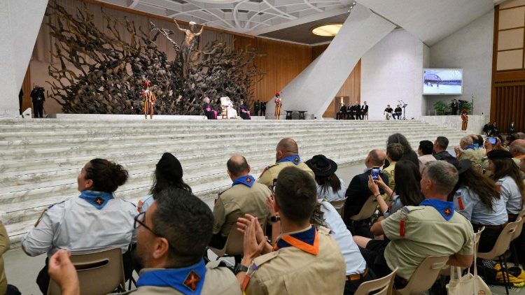 Le Pape devant les scouts d'Europe italiens ce lundi dans la salle Paul VI.