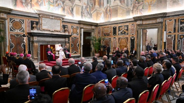 El Papa León XIV recibe a los participantes en la asamblea plenaria anual de las Obras Misionales Pontificias.