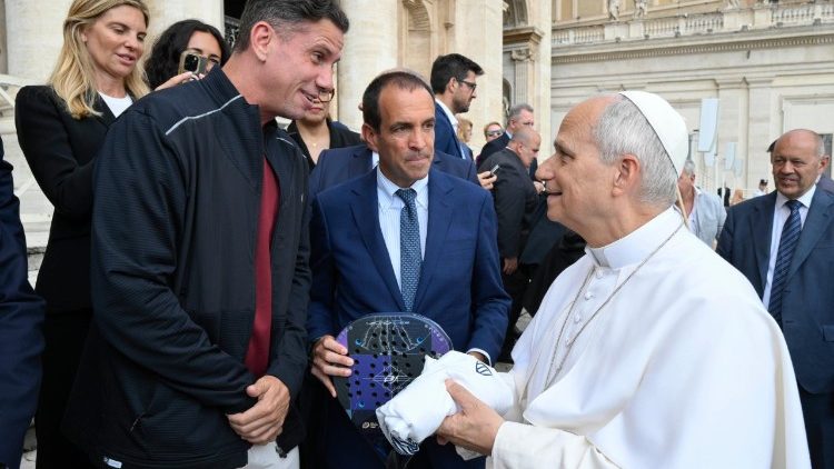 Le Pape avec Francisco &laquo; Paquito &raquo; Navarro.