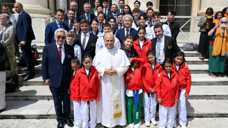 Le Pape et, notamment, sept petites Syriennes venues de Jordanie à Rome pour une compétition de taekwondo.