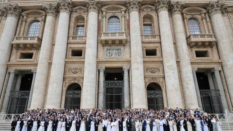 Il Papa con gli sposi novelli