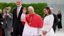 Leon XIV przybył do Hiszpanii w swojej czwartej zagranicznej podróży apostolskiej. Na lotnisku przywitali go król Filip VI i królowa Letycja