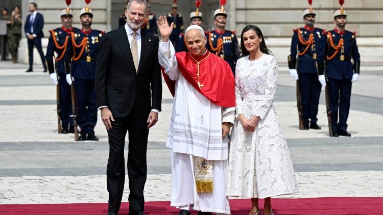The King and Queen of Spain welcome the Pope to the Royal Palace of Madrid