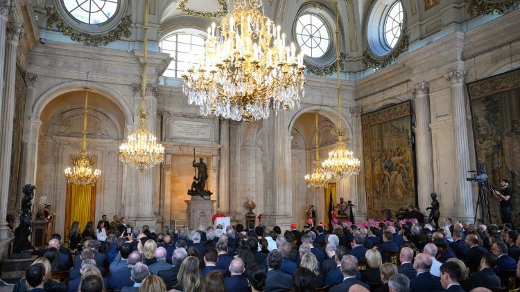 Przem&oacute;wienia Papieża słuchały władze, przedstawiciele społeczeństwa obywatelskiego i korpusu dyplomatycznego
