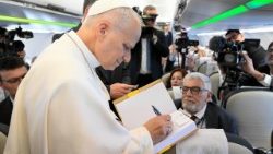 León XIV saludando a los periodistas en el vuelo papal