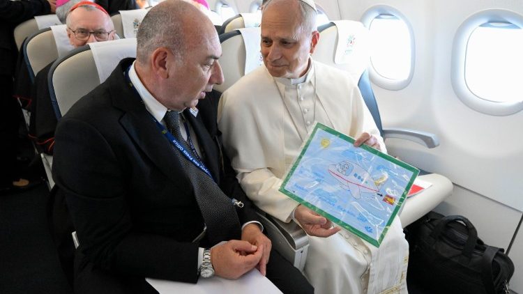 Prezent został przekazany podczas lotu z Rzymu do Madrytu
