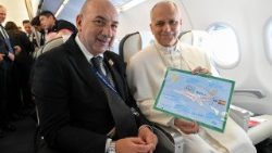 Il disegno realizzato dai pazienti del Bambino Gesù consegnato al Pontefice dai giornalisti dei Media Vaticani sul volo papale