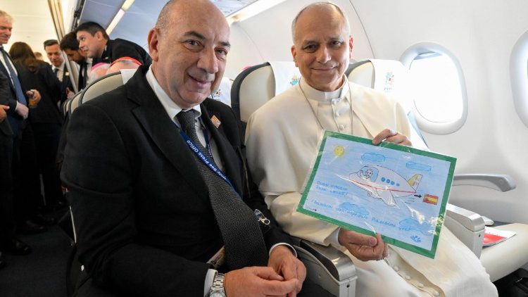 Il disegno realizzato dai pazienti del Bambino Gesù consegnato al Pontefice dai giornalisti dei Media Vaticani sul volo papale