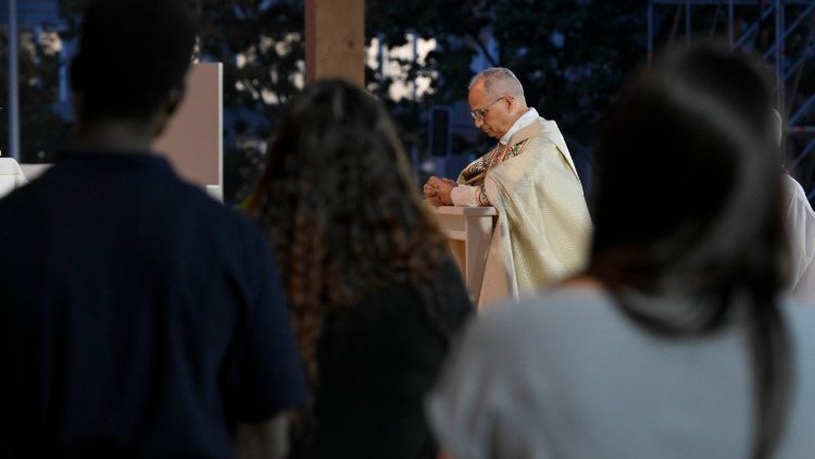 Il Papa in preghiera