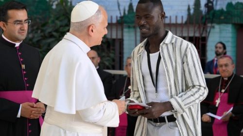 Papež navšt&iacute;vil madridsk&eacute; centrum pro bezdomovce: „Žijte spolu jako betl&eacute;msk&aacute; rodina“