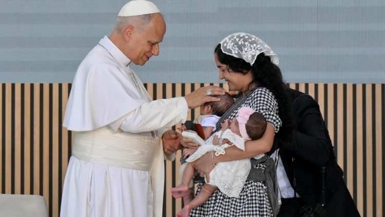 Papst Leo mit Niurka aus Kuba, die mit ihren neugeborenen Zwillingen in Madrid Aufnahme fand