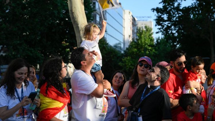 Una bambina in Plaza de Lima