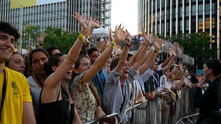 La alegr&iacute;a de los m&aacute;s de 600 mil j&oacute;venes espa&ntilde;oles que recibienon al Papa al borde de la avenida que lleva a la Plaza de Lima.