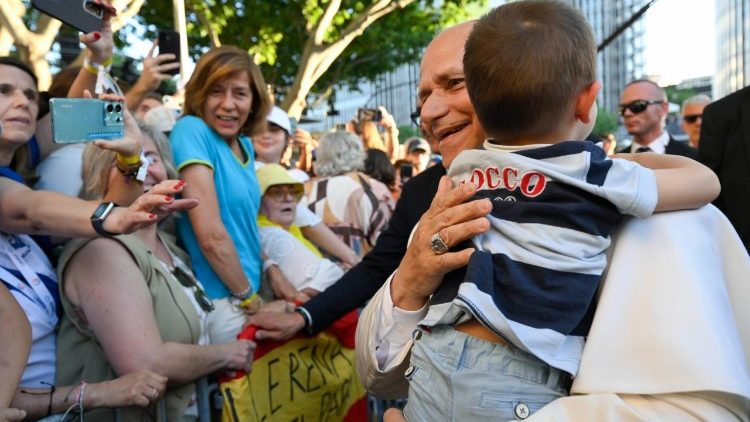 Il Papa abbraccia un bambino
