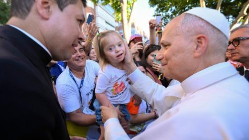 Podr&oacute;ż Leona XIV do Hiszpanii: Wzruszenie, bliskość, czułość
