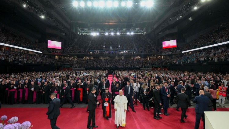 Zaplněn&aacute; Movistar Arena v&iacute;t&aacute; papeže Lva XIV., neděle 7. června 2026