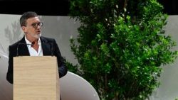 Antonio Banderas am Sonntagabend bei seiner Ansprache (Vatican Media)