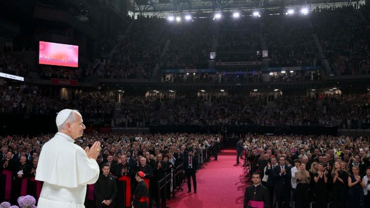 El Papa saluda al llegar al Movistar Arena de Madrid