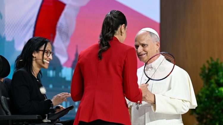 Papa alikutana na Carolina Marin,mshindi wa Olimpiki ya Badminton huko Rio de Janeiro 2016 na Teresa Parales Mshindi wa Walemavu (Paralimpiki) ya kuongelea