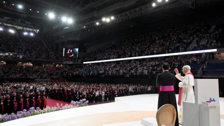 Il Papa impartisce la benedizione