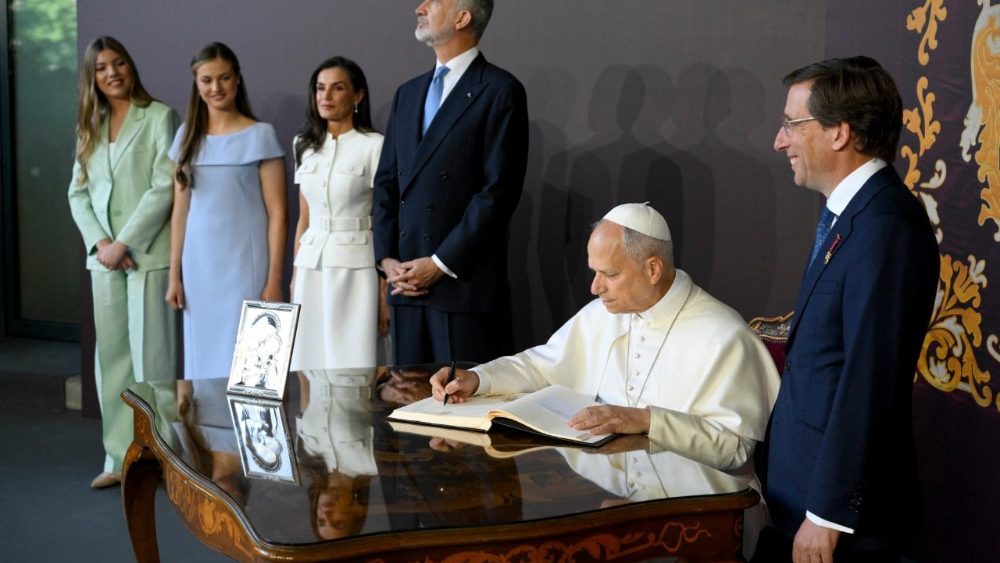 Eintrag ins Ehrenbuch im Rathaus (Vatican Medis)