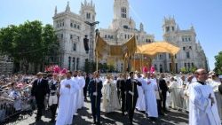 La Plaza de Cibeles repleta de fieles para la Misa del Papa.