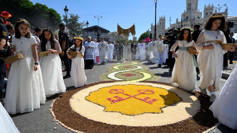 Kommunionkinder und festliche Dekorationen  (Vatican Media)
