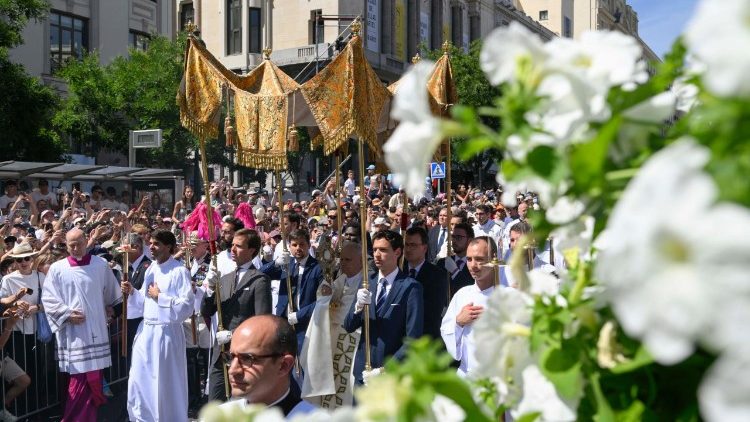 W uroczystości Bożego Ciała z Papieżem wzięło udział dwa razy więcej os&oacute;b niż się spodziewano