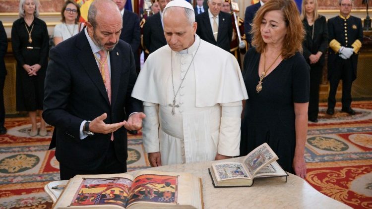Il Papa accolto dai presidenti del Congresso e del Senato, Francina Armengol e Pedro Roll&aacute;n
