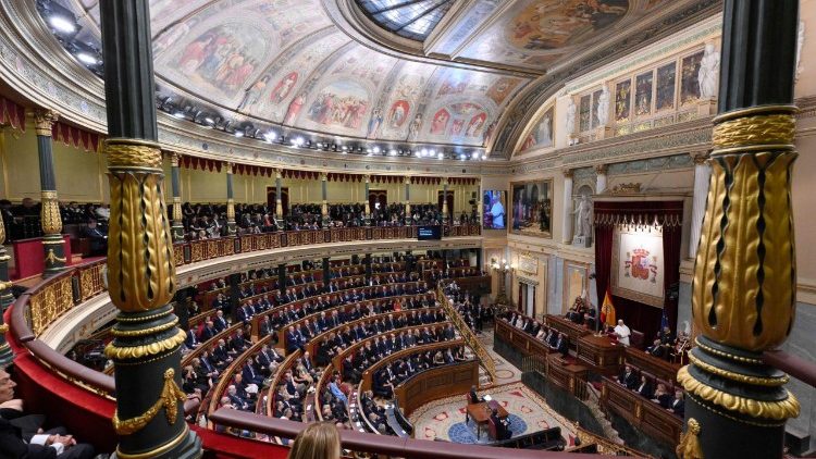 Un momento dell'incontro del Papa con i parlamentari spagnoli