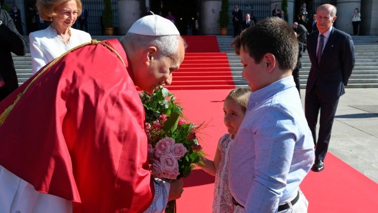 Il Papa riceve un mazzo di fiori da due bambini