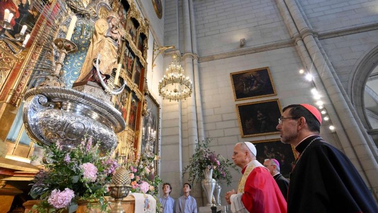 Leon XIV modlił się dziś w katedrze w Madrycie przy figurze Matki Bożej z Almudeny