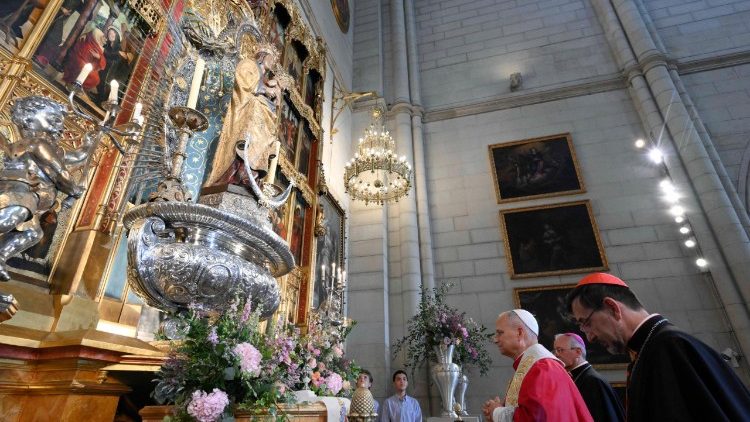 Il Papa in preghiera davanti alla statua